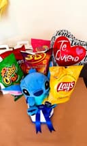Box salado con Stitch azul, globo y snacks