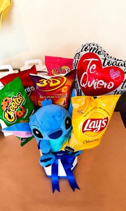 Box salado con Stitch azul, globo y snacks
