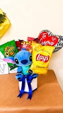 Box salado con Stitch azul, globo y snacks