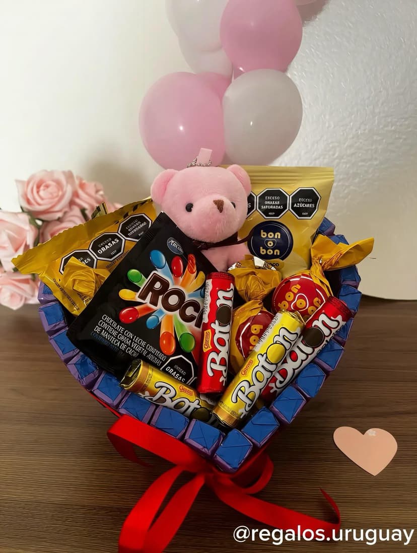 Corazón de bombones con osito y globos