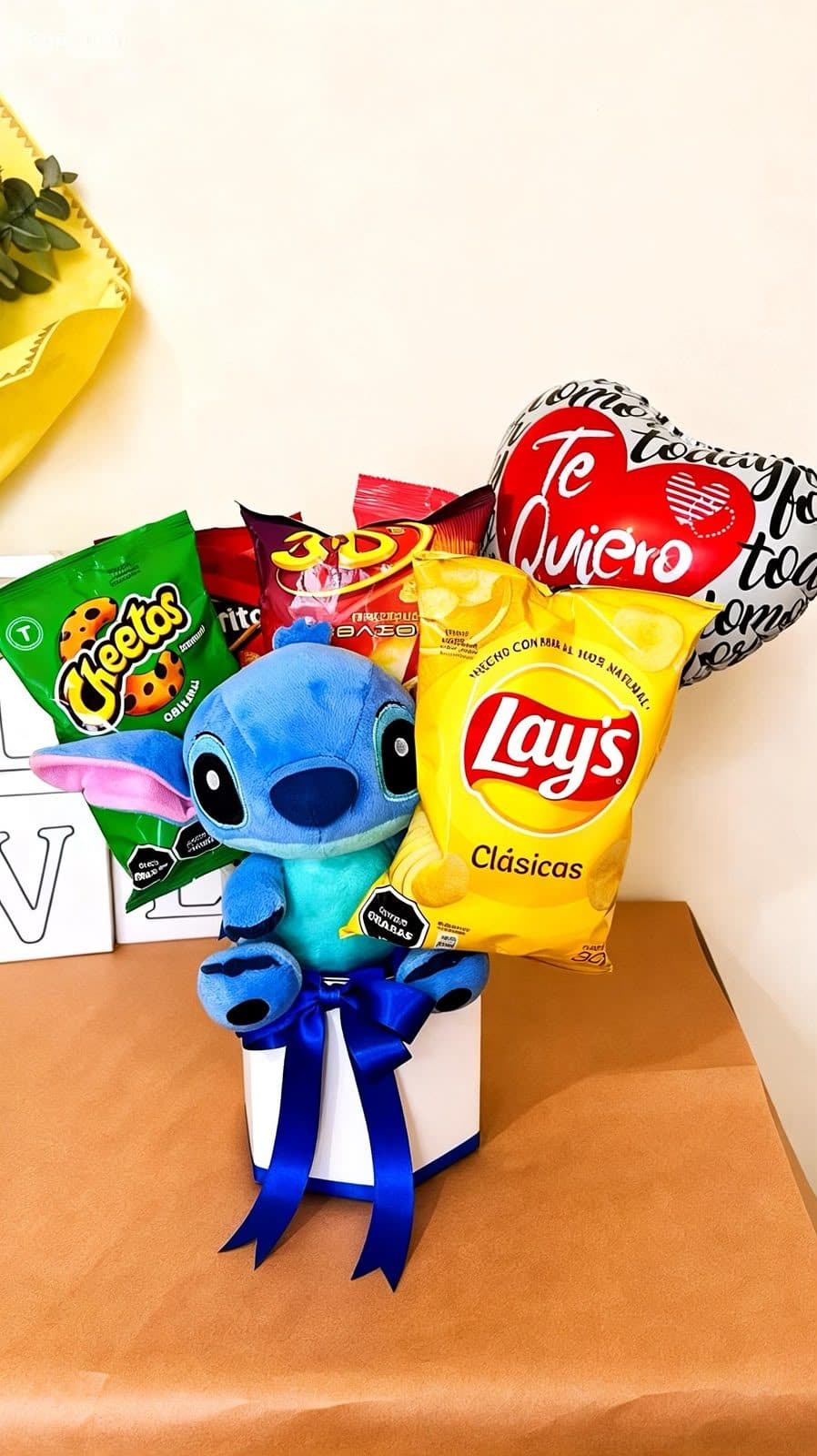 Box salado con Stitch azul, globo y snacks