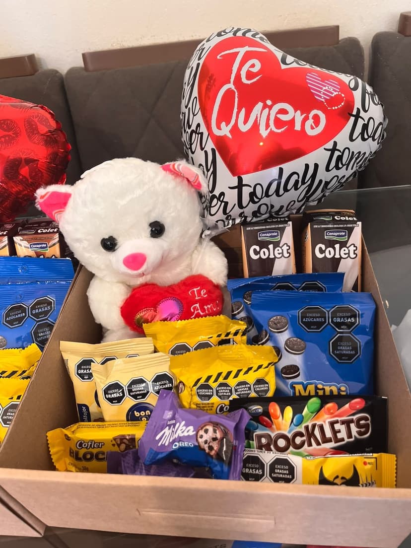 Box "Te Quiero" con osito blanco, globo y golosinas